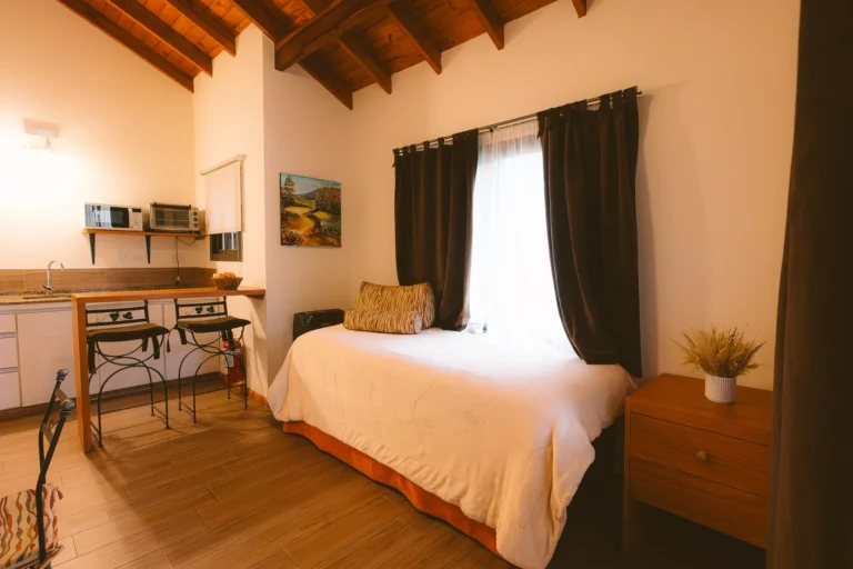 Living y cocina de la Cabaña Butiá