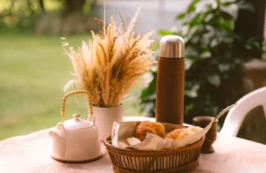 Merienda en el patio de la Cabaña Butiá