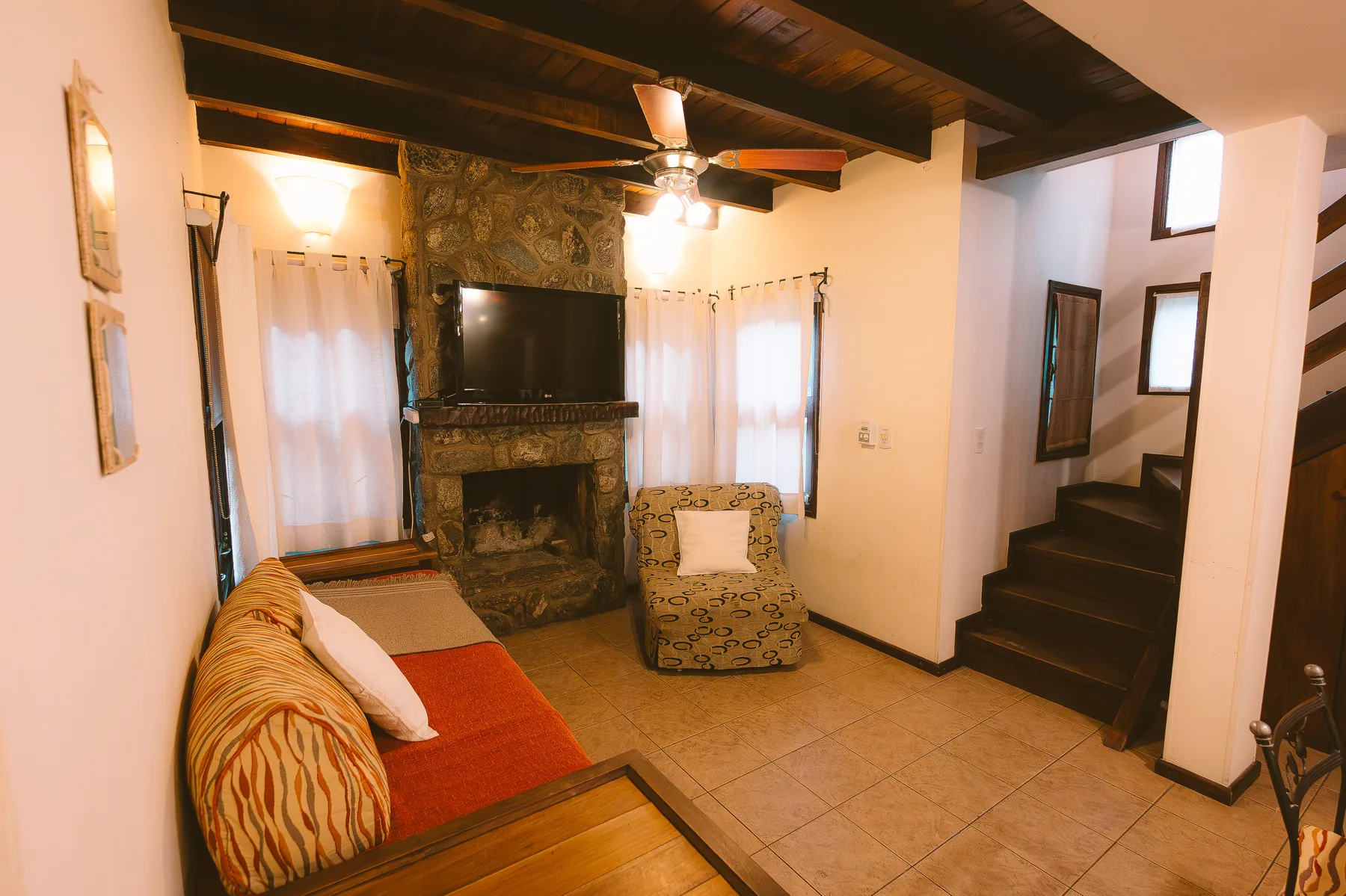 cabaña-corinto-living-con-hogar