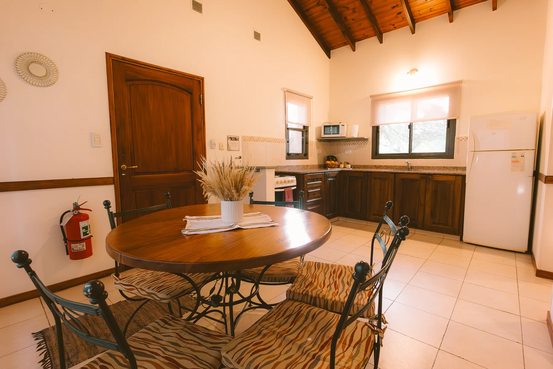 cabaña-frutilla-cocina-comedor