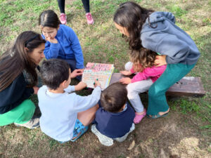 Actividades recreativas para niños en complejo de cabañas