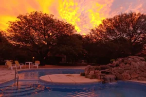 Atardecer mágico en las piscinas con vista a las sierras