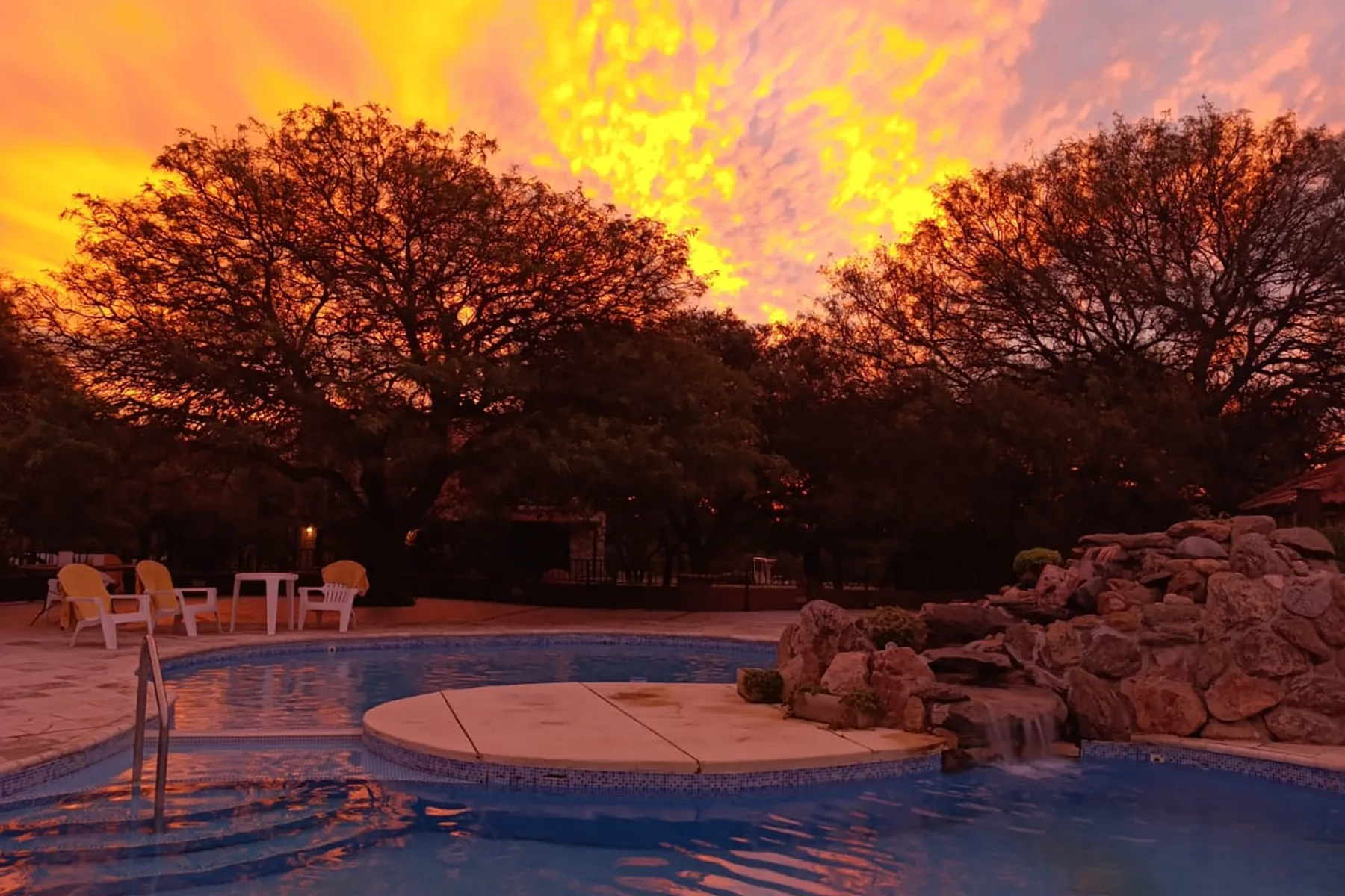 Atardecer magico de piscina con vista a las sierras