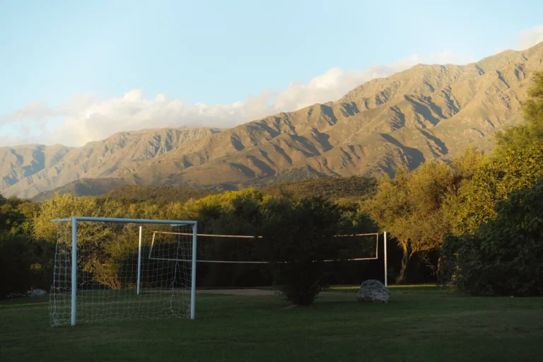 Cancha de fútbol con vista a las sierras en La Quinta Resort