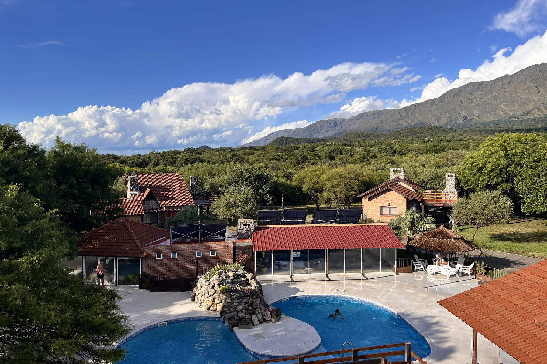 la-quinta-resort-pileta-post-lluvia