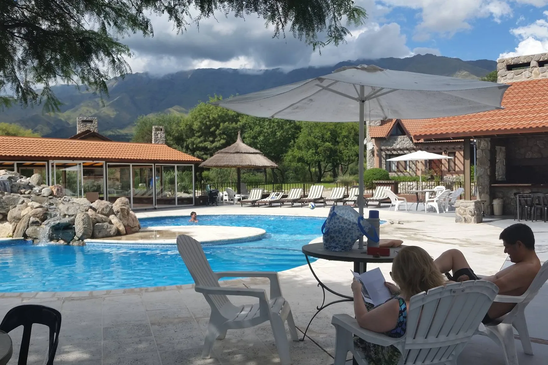 Familias disfrutando de las piscinas de La Quinta