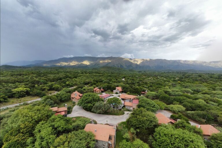 Vista aérea de La Quinta Resort entre el monte nativo y las sierras de Merlo