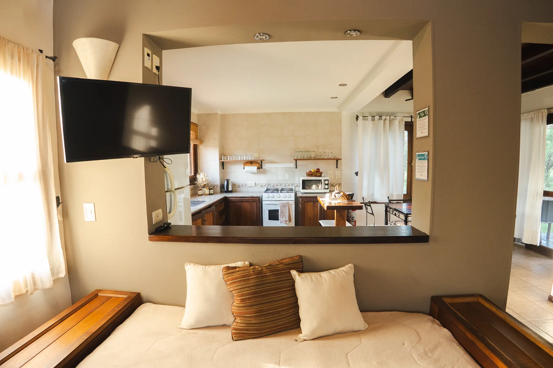 living-con-vista-a-cocina-cassis