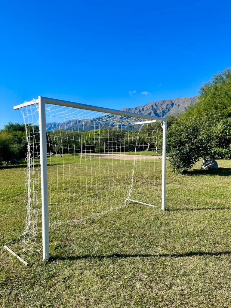 Cancha de fútbol con vista a las sierras