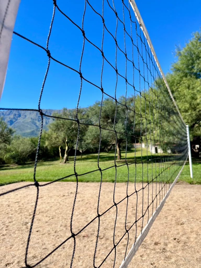 Cancha de vóley con vista a las sierras