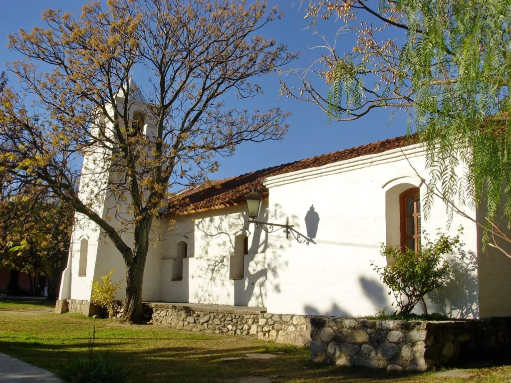 Vista lateral de la capilla histórica del centro de Merlo, San Luis