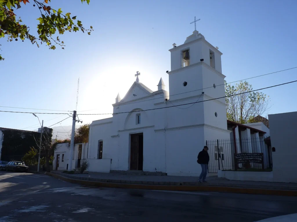 Capilla Nuestra Señora del Rosario frente a la plaza del centro de Merlo, San Luis