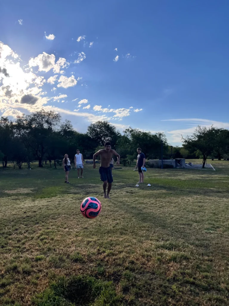 Chicos jugando al fútbol en el parque