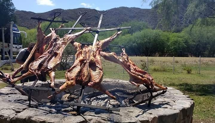 Chivitos al asador, plato típico de Merlo, San Luis