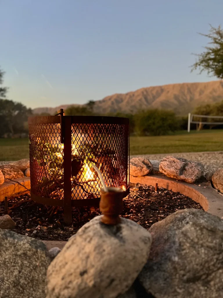 Fogón al atardecer con vista a las sierras