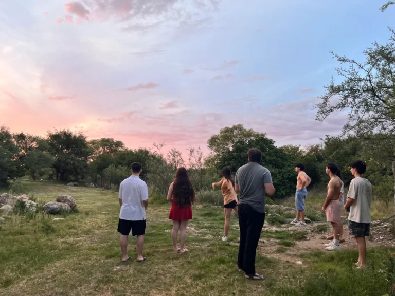Huéspedes jugando frisbee golf al atardecer en La Quinta Resort