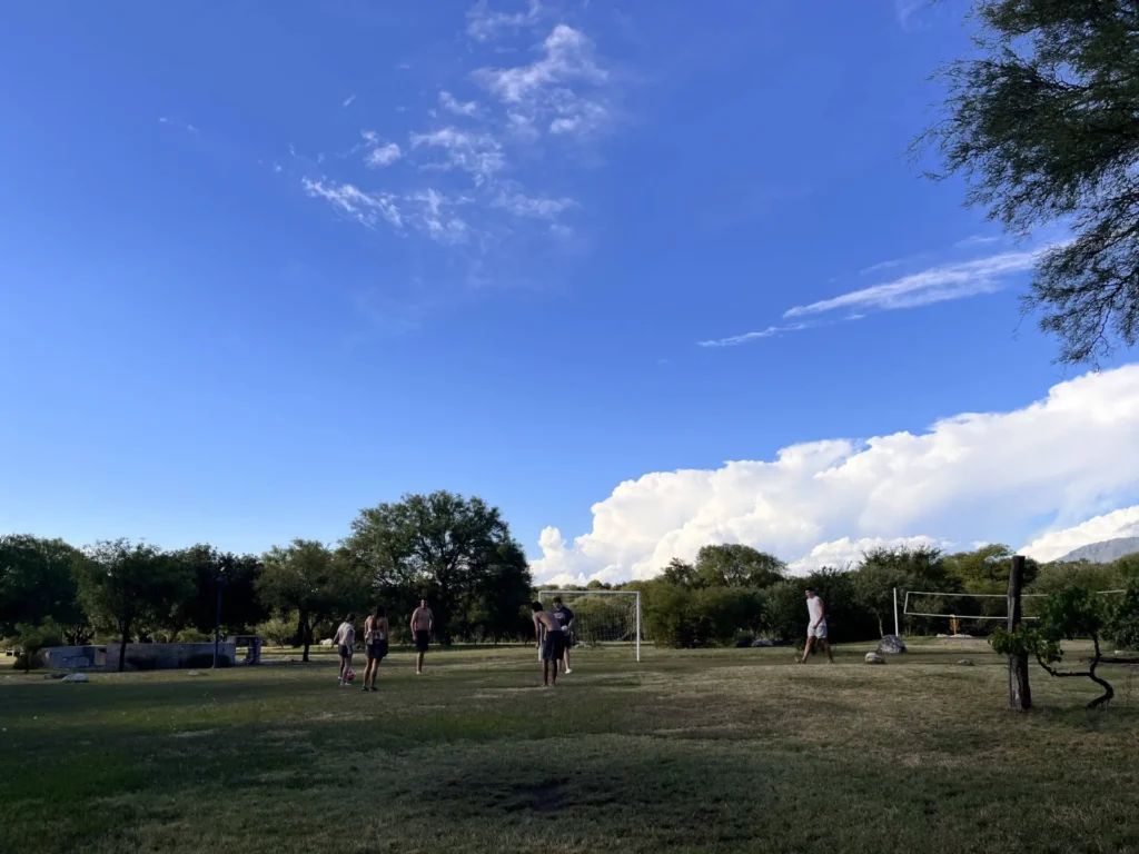 Chicos jugando al fútbol en el parque de La Quinta Resort, Merlo