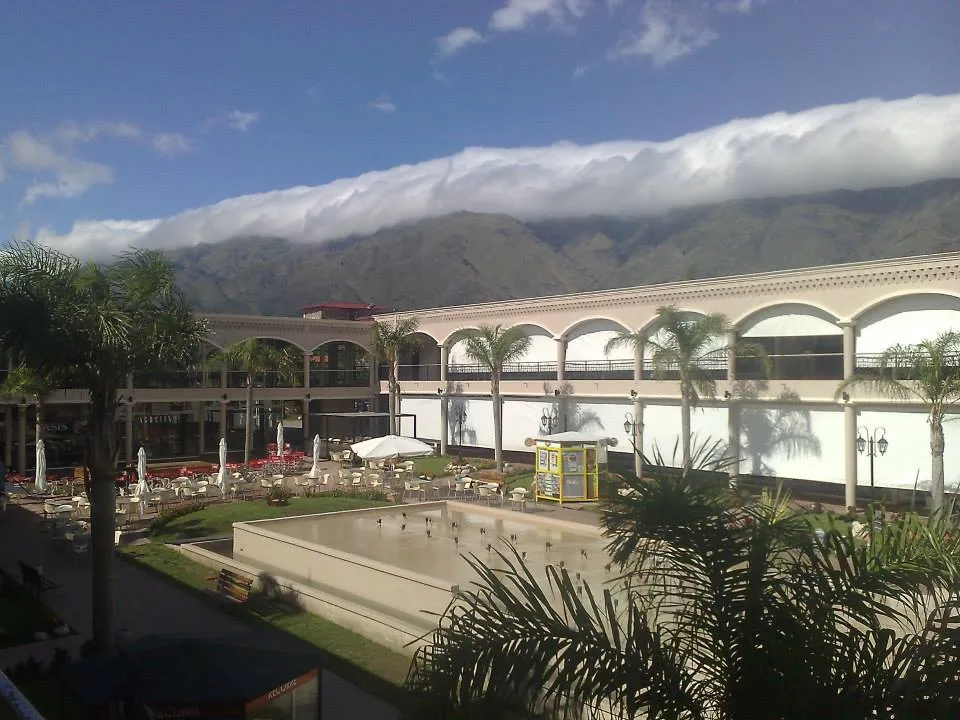 Galería del Sol en el centro de Merlo con las Sierras de los Comechingones de fondo