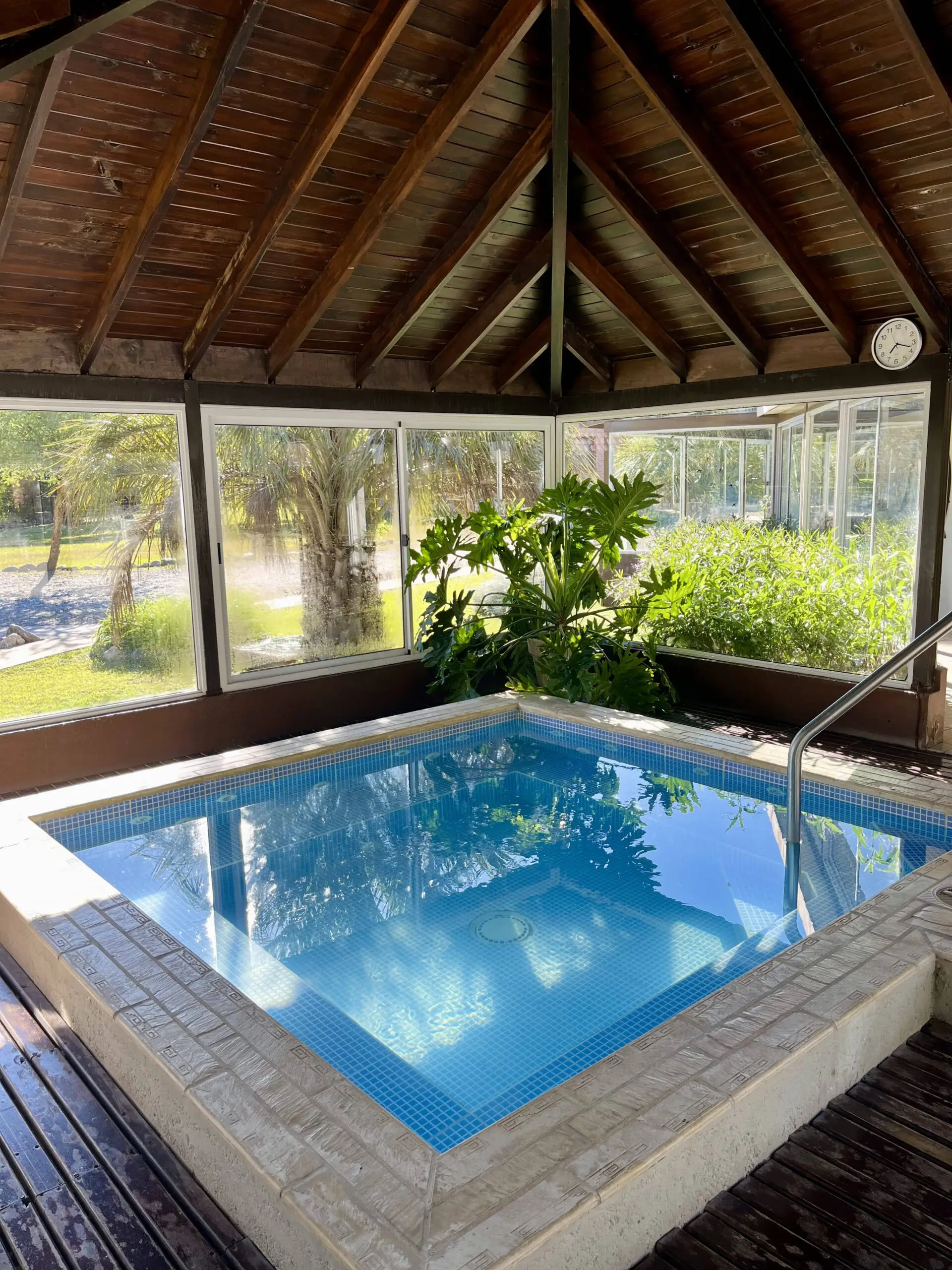 Hidromasaje climatizado en complejo de cabañas con spa en Merlo