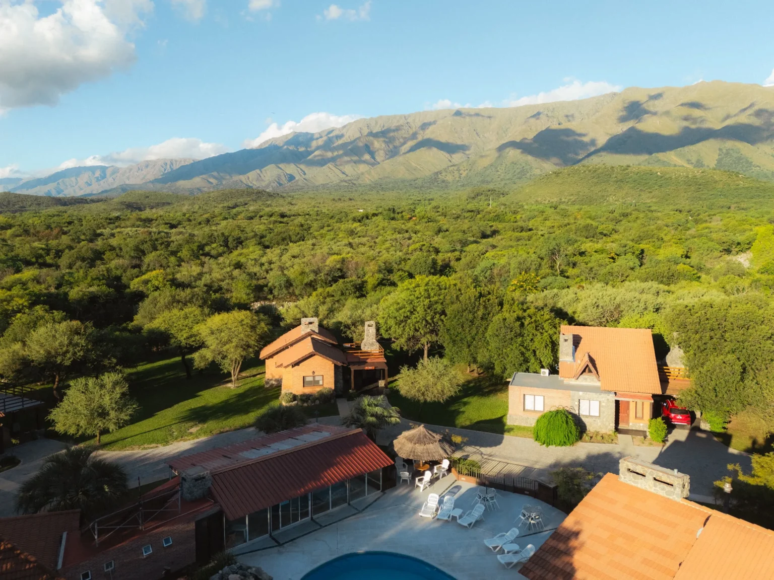 Vista aérea de La Quinta Resort en Merlo, San Luis: cabañas, pileta y las sierras de los Comechingones