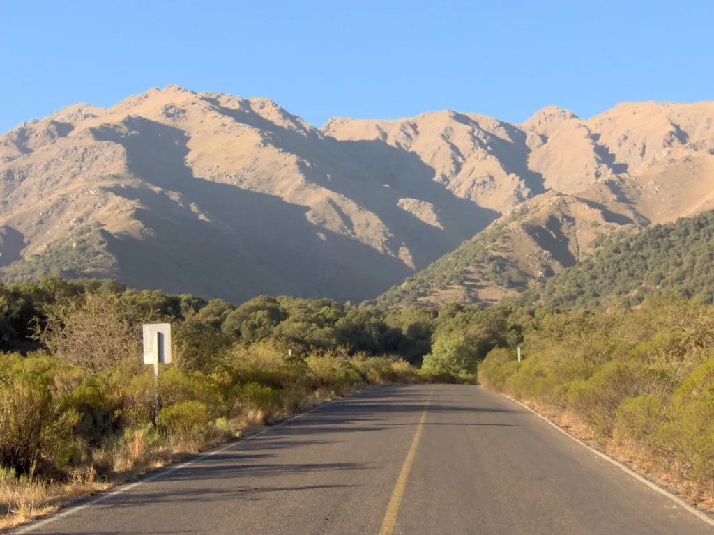 Ruta con las Sierras de los Comechingones de fondo llegando a Merlo, San Luis