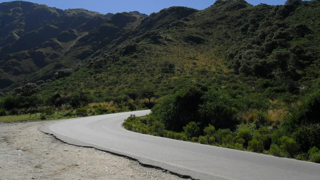 Curvas de la Ruta Provincial 5 entre las sierras cerca de Merlo, San Luis
