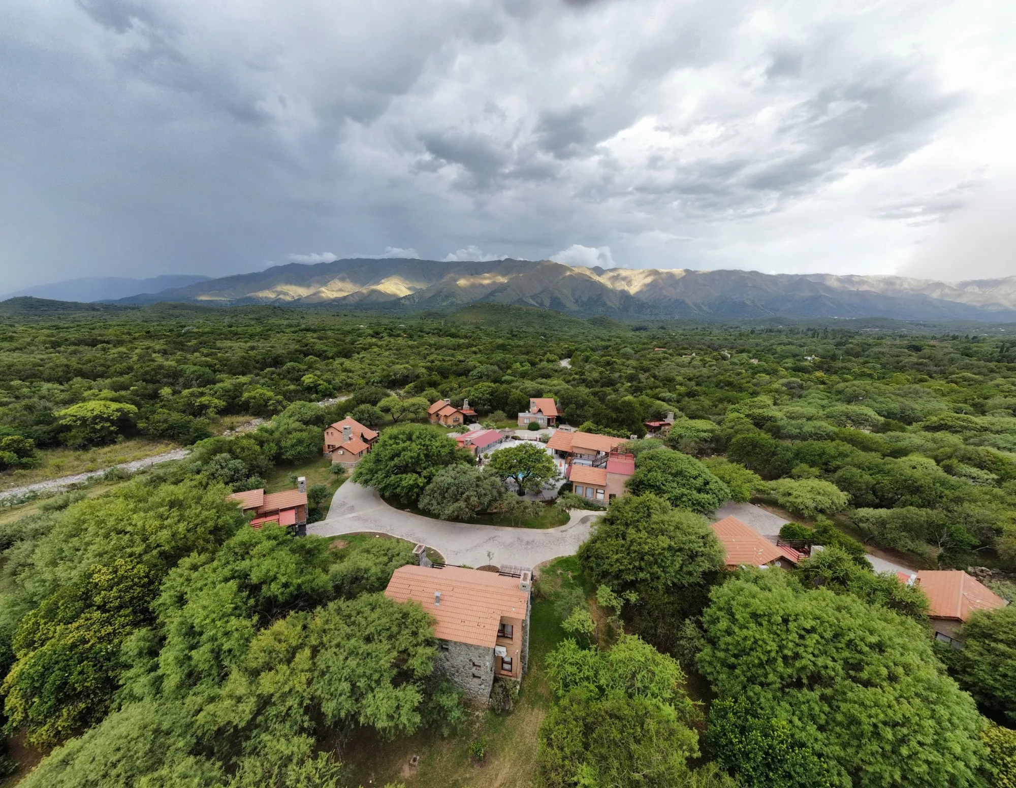 Vista aérea de La Quinta Resort entre el monte nativo de Merlo